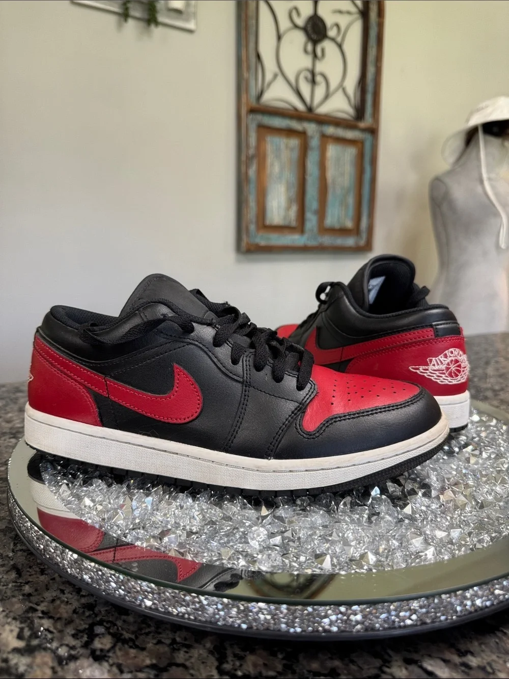 Nike air Jordan 1 Low-Top Sneakers Bred colorway Black and Red EUC 8